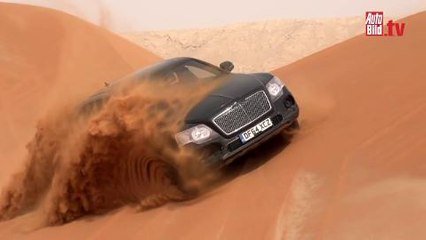 Video herunterladen: El Bentley Bentayga en las dunas de Dubai