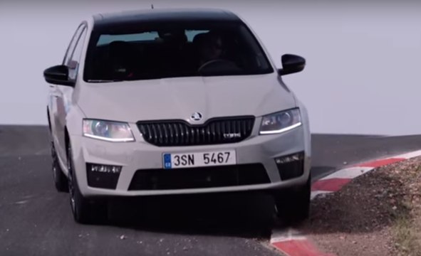 Hans-Joachim Stuck conduciendo el ŠKODA Octavia RS 230