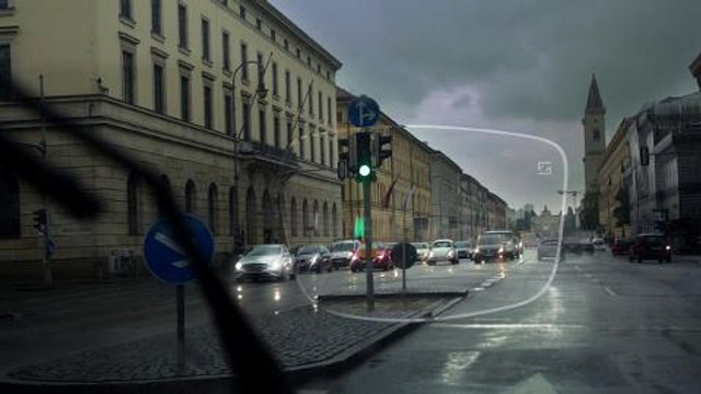 conducción nocturna en ciudad con lluvia