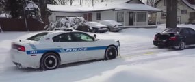 Llega el invierno. Coche de policia atascado en la nieve