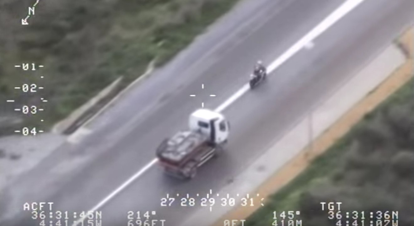 Pegasus. Las motos también deben respetar la línea contínua