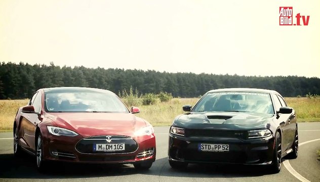Tesla Model S vs Dodge Charger Hellcat (2015)