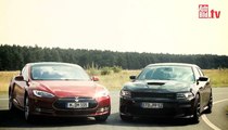 Tesla Model S vs Dodge Charger Hellcat (2015)
