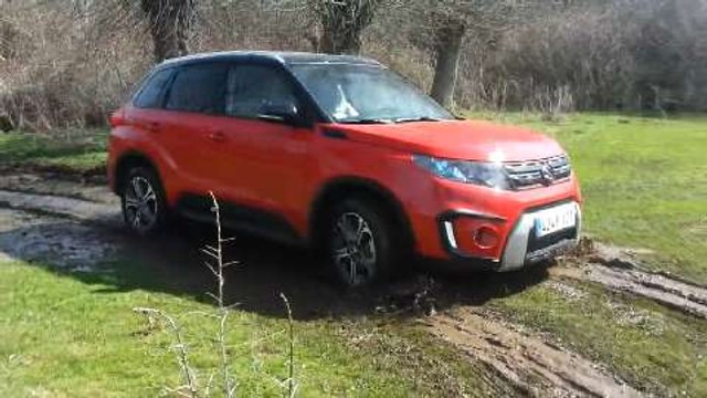 Suzuki Vitara 2015 en campo