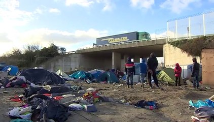 Calais migrant 'jungle' on the move before deadline