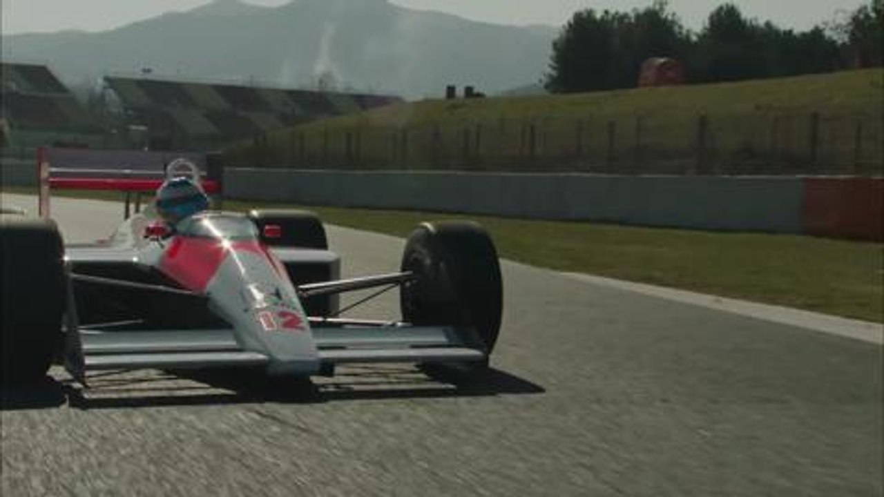 Fernando Alonso da una vuelta al Circuito de Cataluña en el McLaren MP4/4