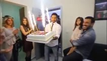 الفيديو تامر حسني يفاجئ كاظم الساهر في عيد ميلاده وراء كواليس ذو فويس كيذز