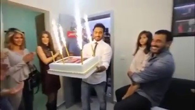 الفيديو تامر حسني يفاجئ كاظم الساهر في عيد ميلاده وراء كواليس ذو فويس كيذز