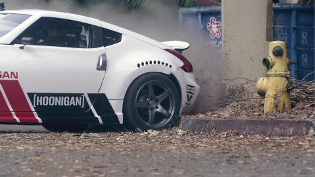 Drift en un centro comercial con el Nissan 370Z