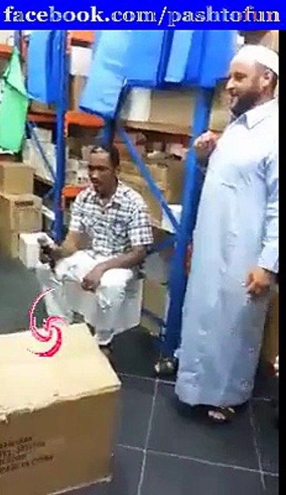 Arabi Man Singing Pashto Tapay and Pashto Song - Really Funny