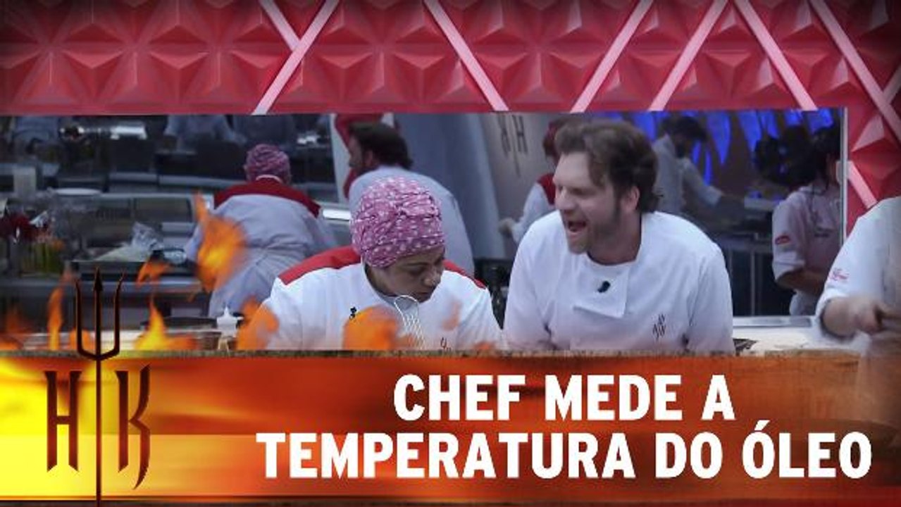Chef mede a temperatura do óleo