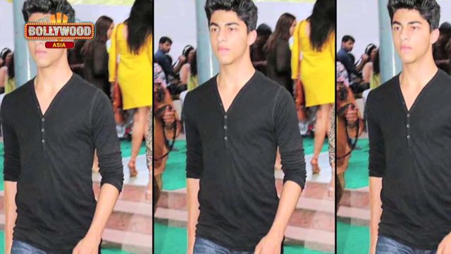 Shahrukh Khan's Son Aryan Khan Flaunts His Abs | Bollywood Asia