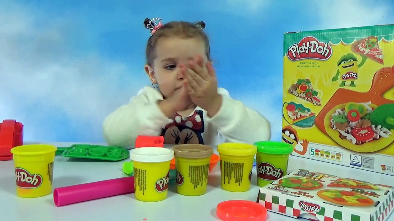 Катя делает Пиццу из пластилина Плей До распаковка набора Play Doh Pizza set unboxing and play
