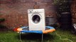 Machine à laver + briques + trampoline = gros moment de délire!