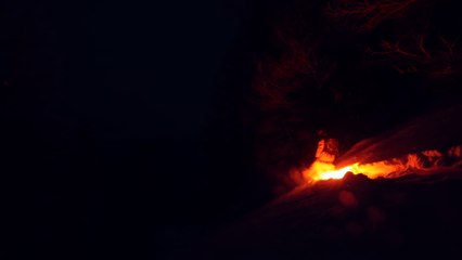 Ski Hors piste avec des torches fixées aux skis. Vidéo magique