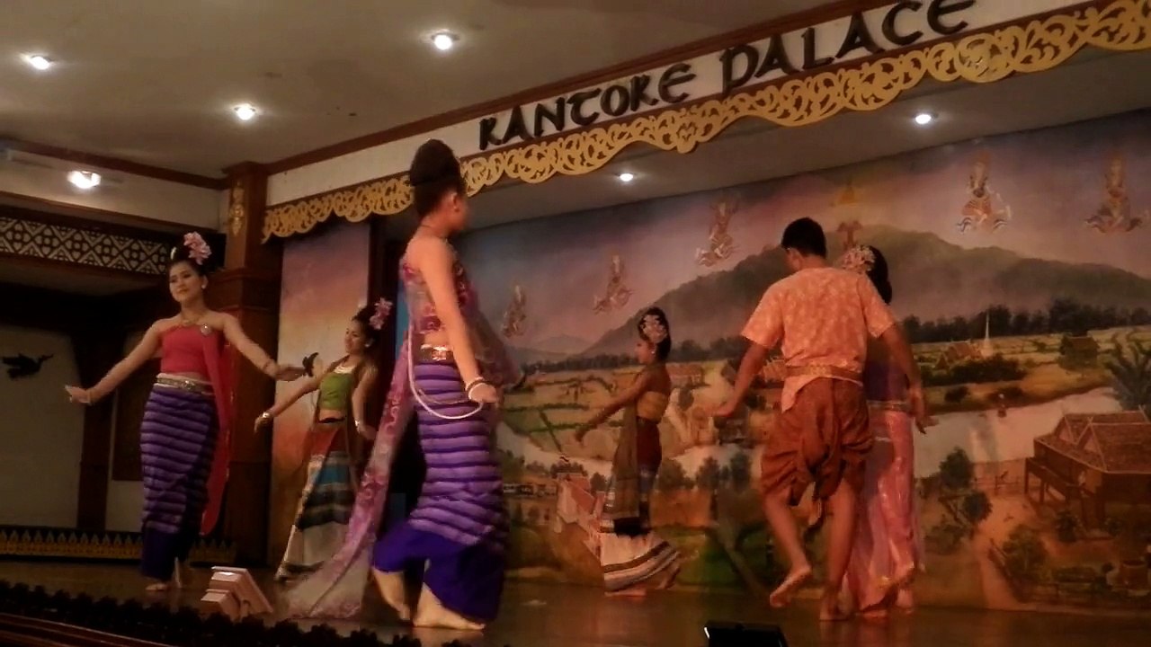 "LA DANSE RAM WONG" DANSE TRADITIONNELLE KANTOKE A CHIANG MAI (THAÏLANDE) LE 28 NOVEMBRE 2015