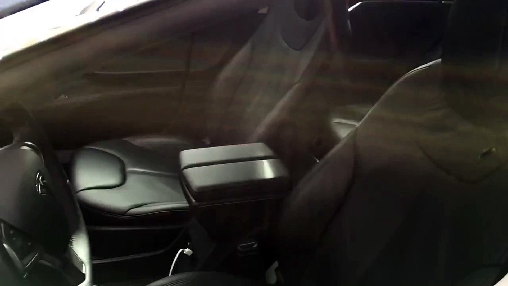 Tesla выполняет команды человека
