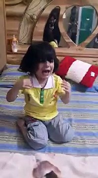 School mainy nai jana es bachi ka andaz check kerain kia kia ker rahi hy school na jany k liye