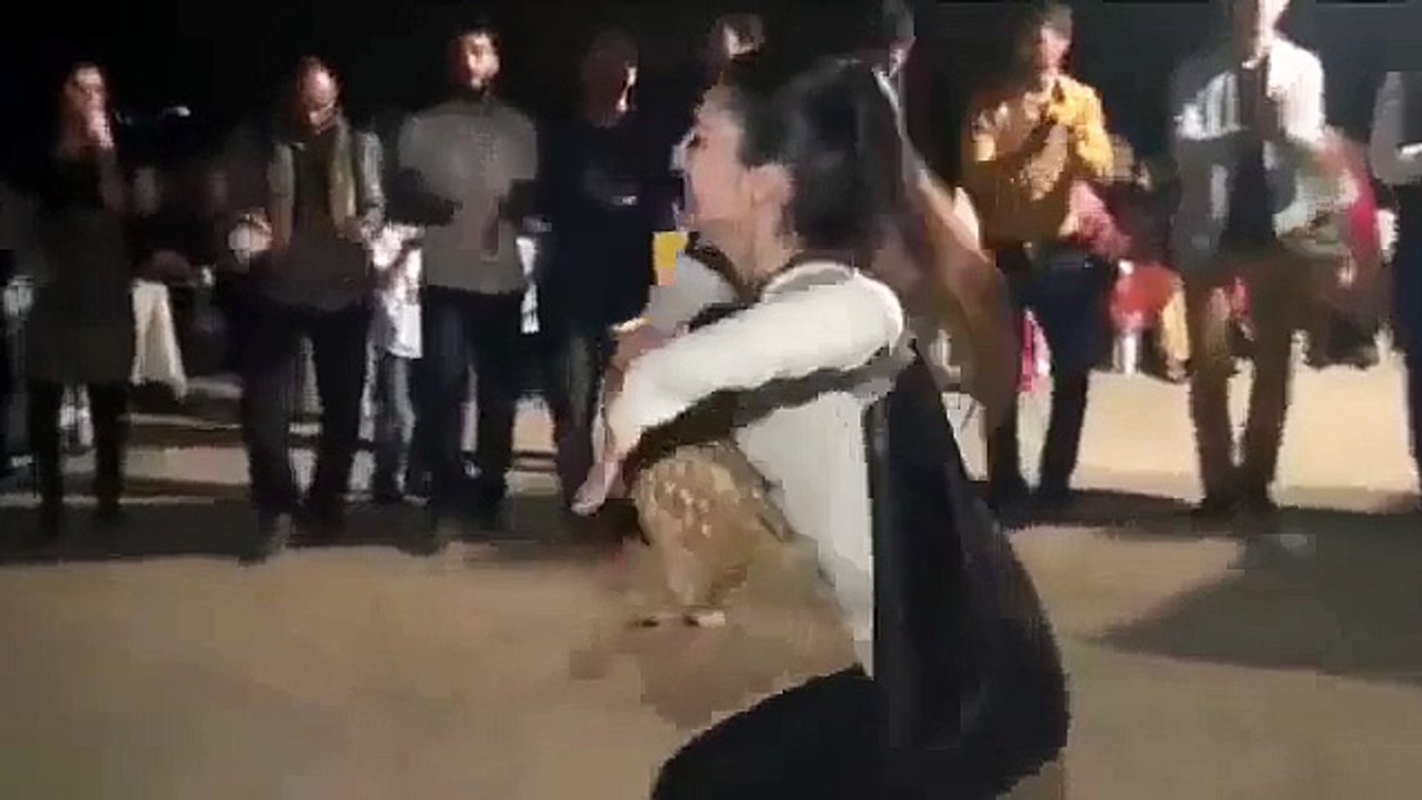 İZLE BİR DAHA İZLERSİN KIZ SÜPER OYNUYOR ORYANTAL