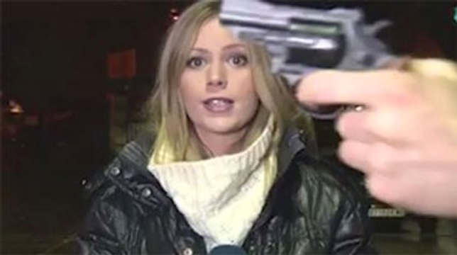 Canlı Yayında Silah Çekti! Muhabir Bakakaldı