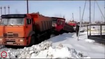 Truck accident in Russia ドラレコ　 ロシア　トラックの事故映像