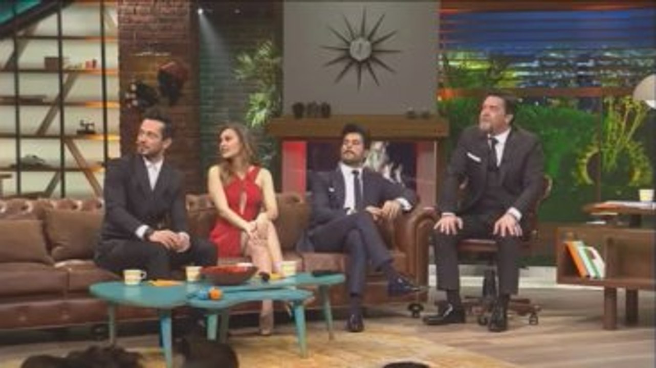 Beyaz Şov'da "Ayşe Öğretmen Yalnız Değildir" Sloganları! Yayını Kestiler