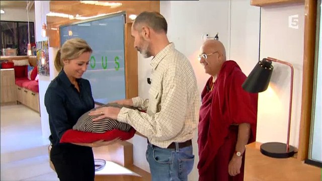 Les invités d'Anne-Sophie Lapix dans C à vous lui font un cadeau... original ! Regardez