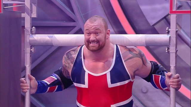 L'acteur de Game Of Thrones The Mountain porte 2 réfrigérateurs sur 20m - 450 kg - Record du monde