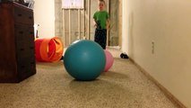 Un gamin tente une cascade sur des gros ballons... Mauvaise idée