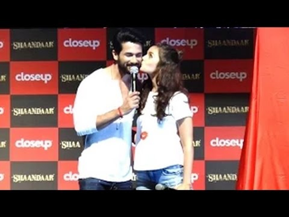 Cute Alia Bhatt KISSES Shahid Kapoor At Shandaar Promotions