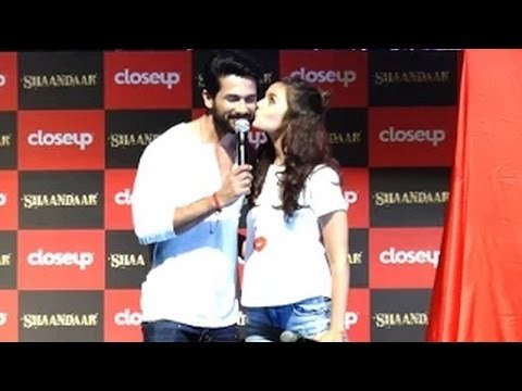Cute Alia Bhatt KISSES Shahid Kapoor At Shandaar Promotions