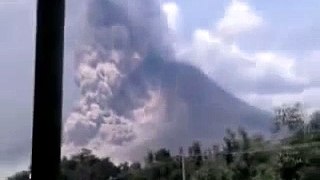 インドネシア・ジャワ島で火山噴火