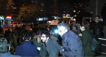 Gözaltına Alınan Oğlu Serbest Kalan Anne Ayaklarına Kapanıp Ağladı