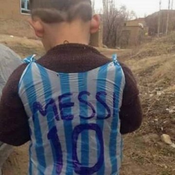 Iraklı Minik Çocuk, Poşetten Messi Forması Yaptı Yürekleri Burktu