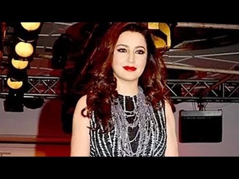 Tisca Chopra Hot Sizzles On The Ramp @ Lakme Fashion Week 2015