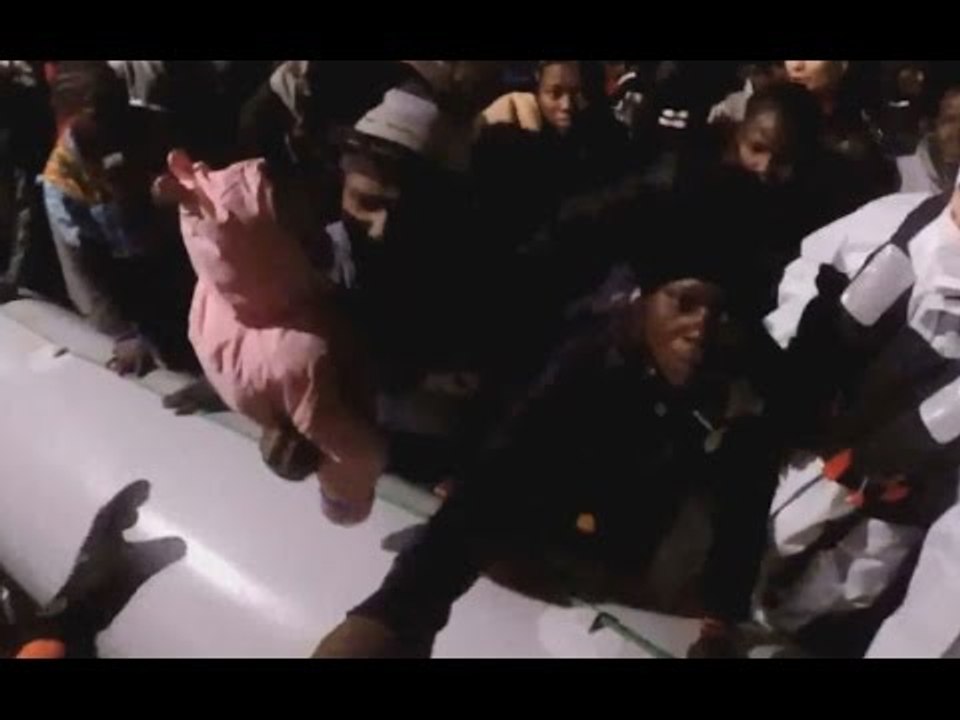 Canale di Sicilia - Guardia costiera salva 131 migranti (16.01.16)