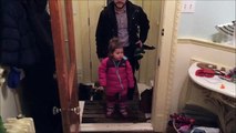 Comment retirer les bottes de sa fille à une main... Un papa au top!