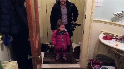 Comment retirer les bottes de sa fille à une main... Un papa au top!