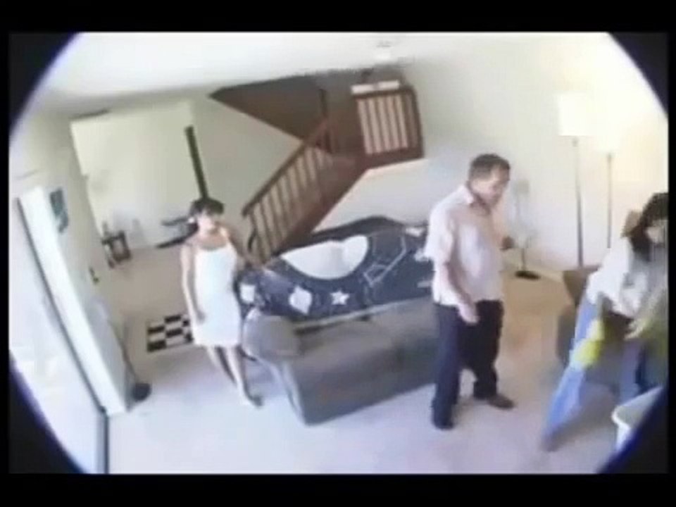 Marito geloso fa installare una telecamera per controllare la moglie e guardate cosa scopre..