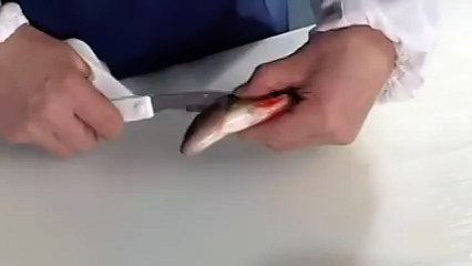 Интересный способ чистить окуня . И руки целы, а кухня чистая