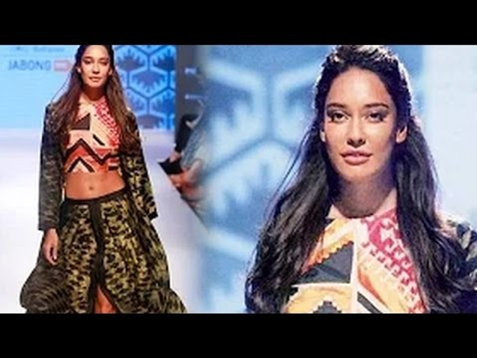 Lisa Haydon's Glamorous Ramp Walk For Swati Vijaivargie @ LFW 2015