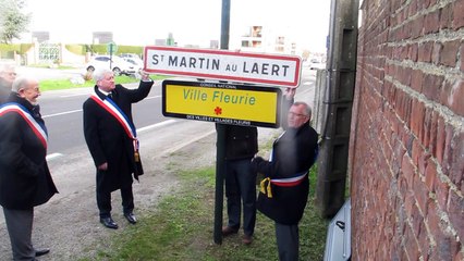 Le maire et les élus de la commune nouvelle de Saint-Martin-lez-Tatinghem installent les nouveaux panneaux