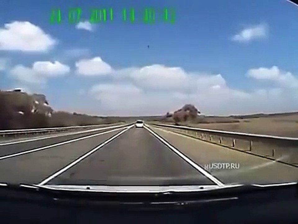 衝撃の映像！　Car crash　 正面衝突の瞬間　自動車事故