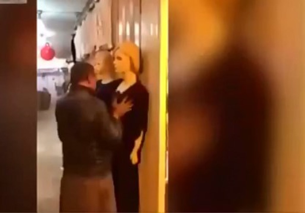 Европейцев ужаснул мигрант, изнасиловавший манекен в торговом центре
