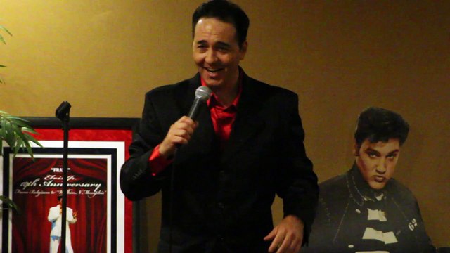 Ray Dees sings 'Santa Claus Is Coming To Town' Jackson Mississippi Nov 2015