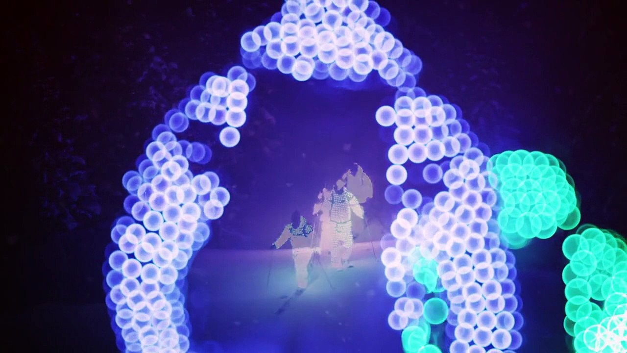 Magnifique ! Deux hommes skient sur une montagne en Alaska avec des costumes LED