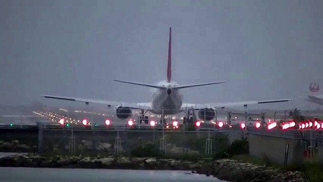 Most extreme crosswind landings during a Typhoon. Typhoon Landing Hurricane Landing Big Planes
