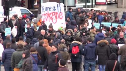 Köln'de Suriyeli Sığınmacılar Kadınlara Gül Dağıttılar