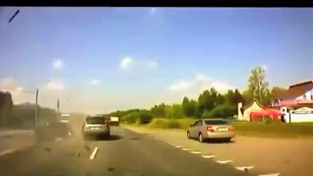 【衝撃映像】無惨に大破するクルマ！！迫りくる恐怖映像！！海外自動車事故　クラッシュ総集編　　決...