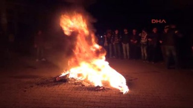 Siverek Elektrik Kesintisini Protesto Etmek İçin Lastik Yakıp, Yol Kapattılar